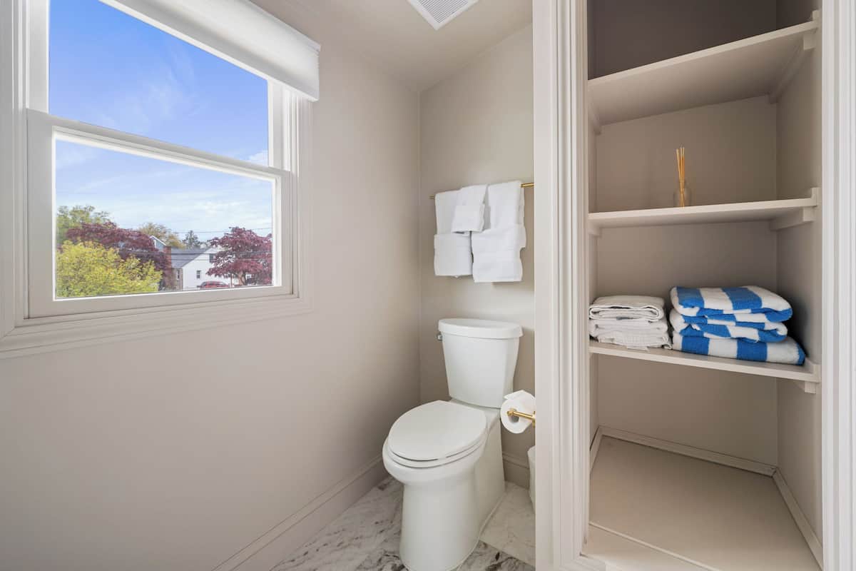 Casa, patio, vista al jardín | Baño