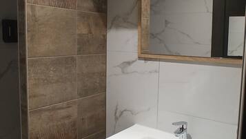 Douche, sèche-cheveux, serviettes fournies, savon