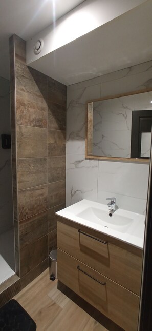 Dusche, Haartrockner, Handtücher, Seife