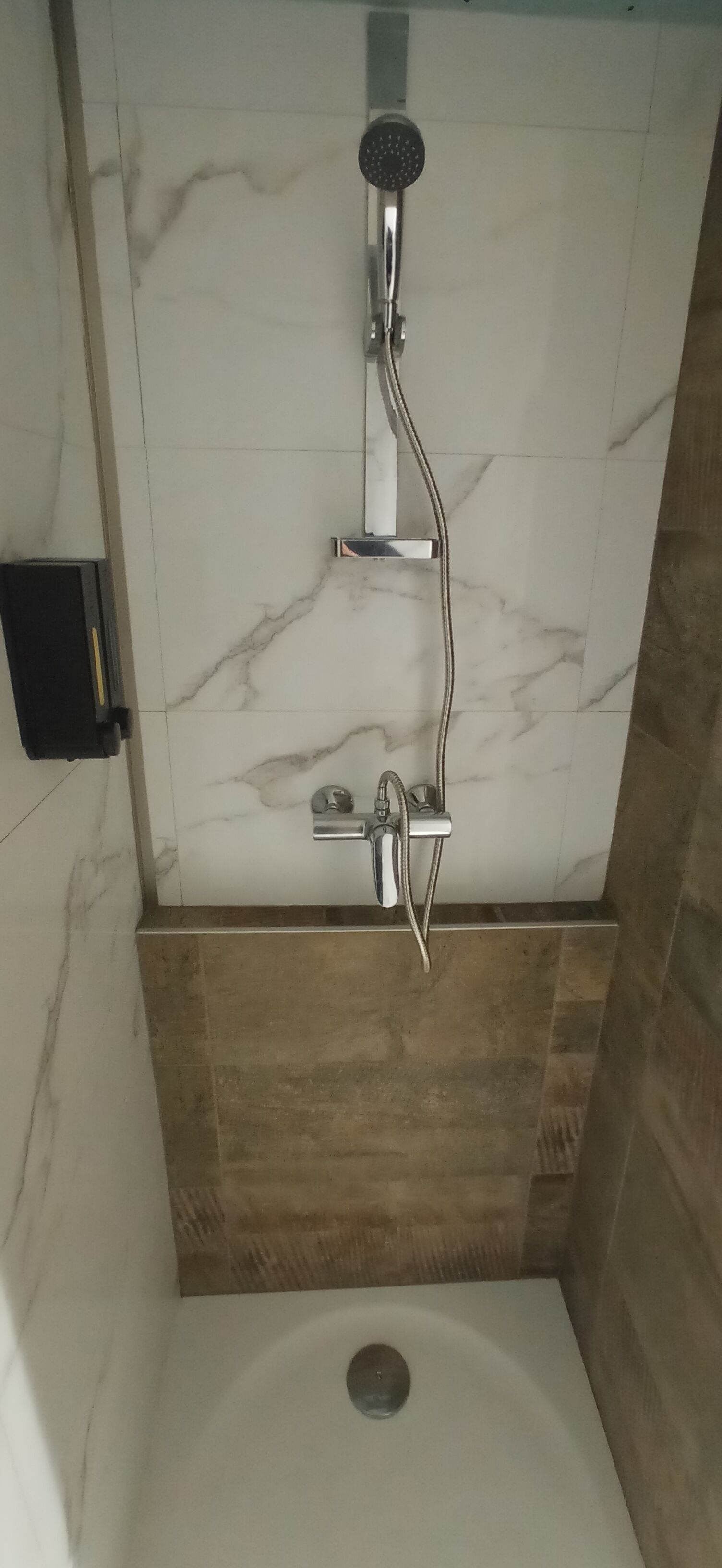 Douche, sèche-cheveux, serviettes fournies, savon