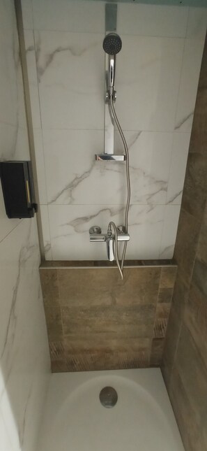 シャワー、ヘアドライヤー、タオル、石鹸