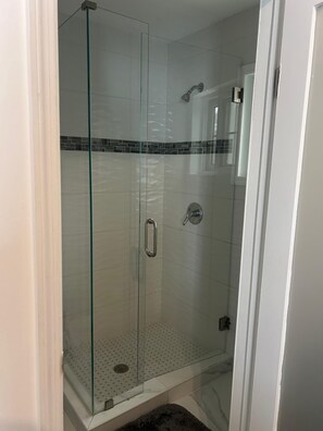 Douche, séchoir à cheveux, serviettes fournies, savon