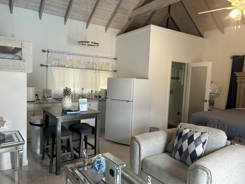 Cozy 1-bedroom Rainbow Bay Cottage with Pool, AC & Laundry