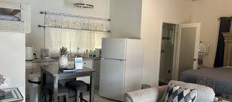 Cozy 1-bedroom Rainbow Bay Cottage with Pool, AC & Laundry