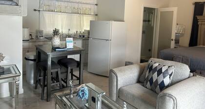 Cozy 1-bedroom Rainbow Bay Cottage with Pool, AC & Laundry