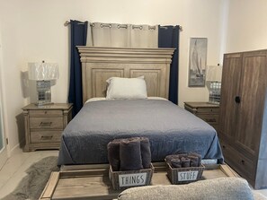 1 habitación, tabla de planchar con plancha, wifi y ropa de cama
