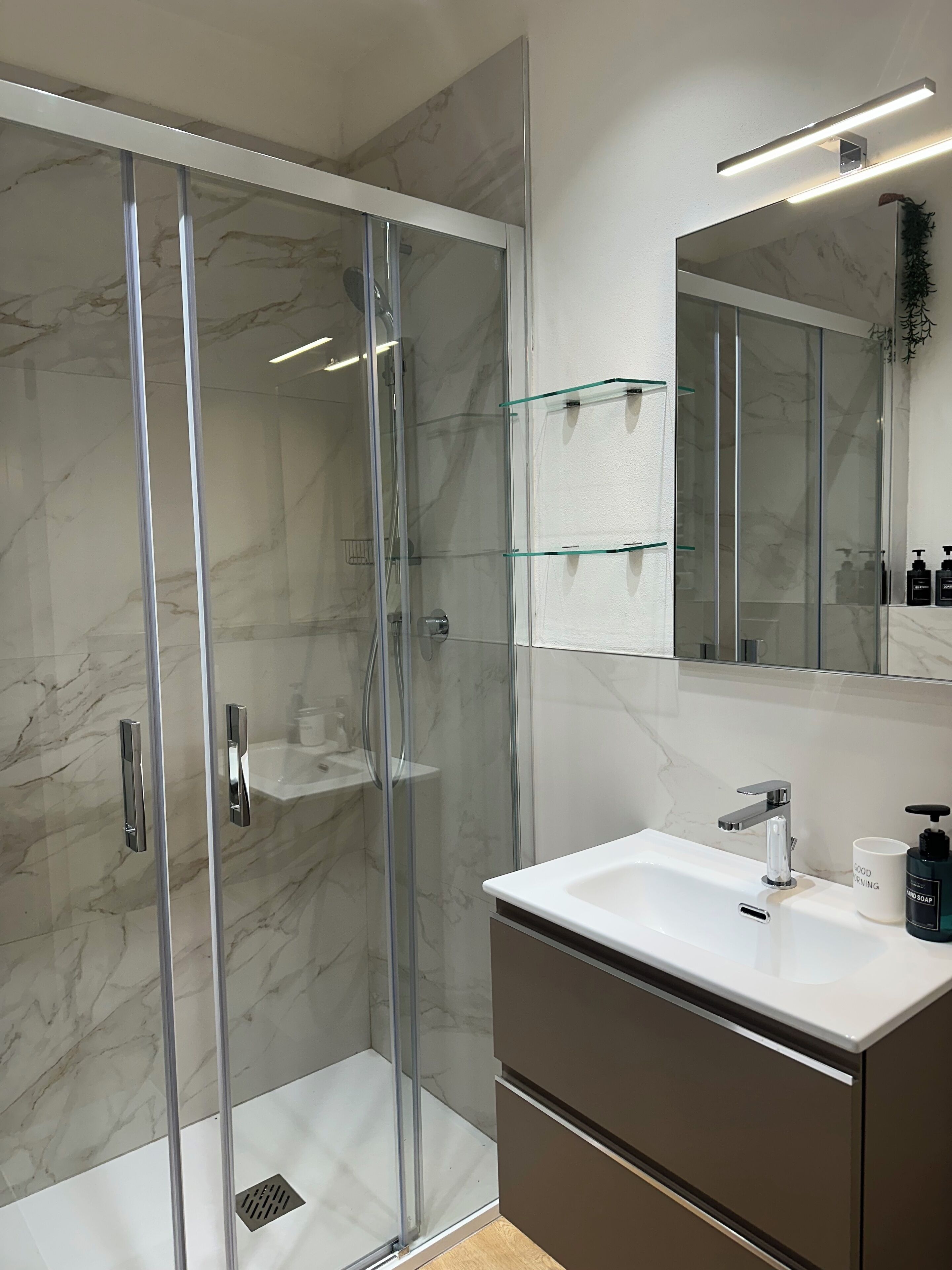 Een douche, een haardroger, een bidet, handdoeken