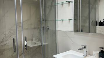 Een douche, een haardroger, een bidet, handdoeken