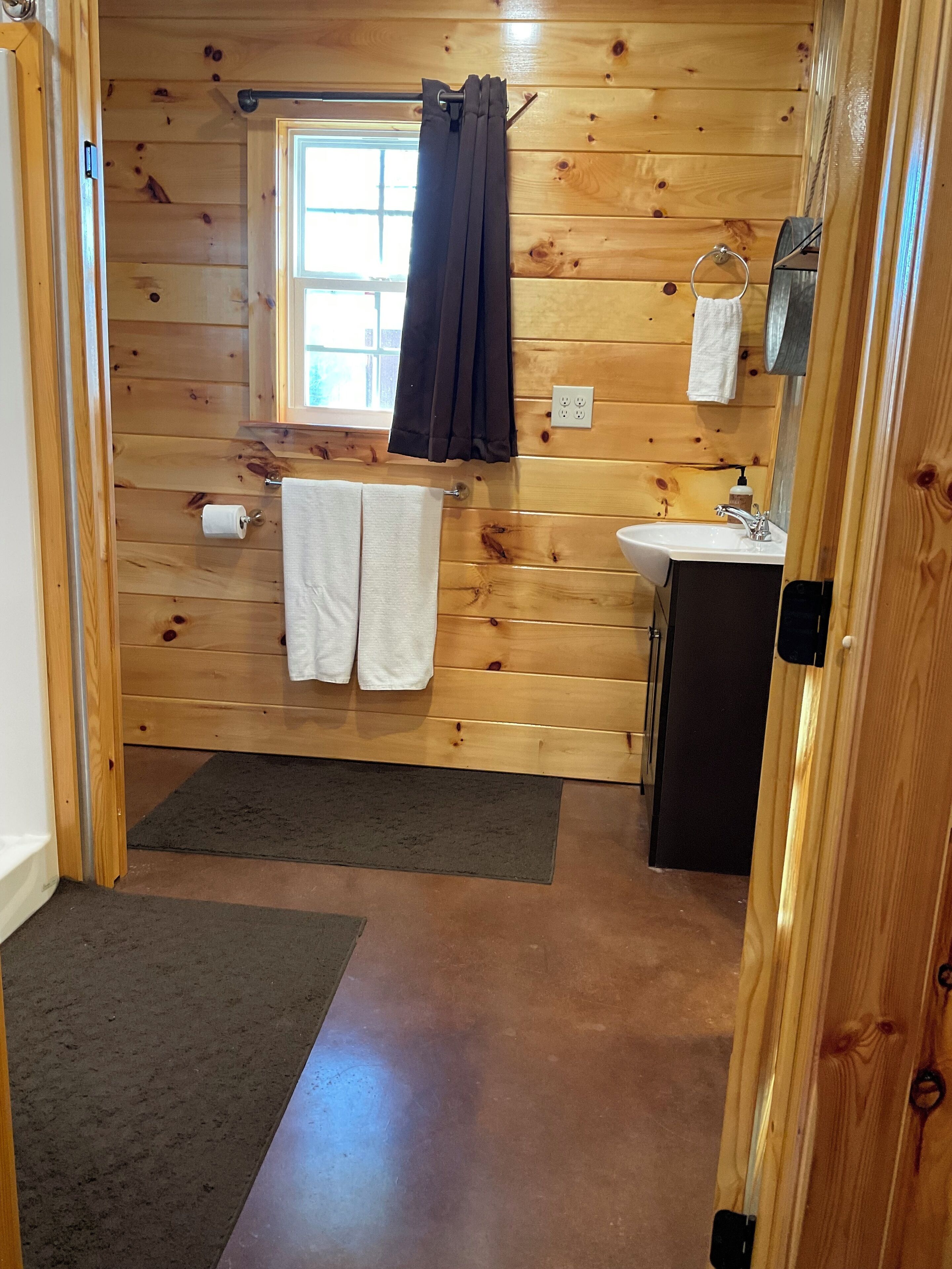 Chuveiro, secador de cabelo, toalhas de banho, sabonete