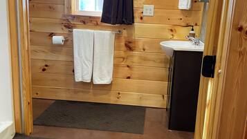 Chuveiro, secador de cabelo, toalhas de banho, sabonete