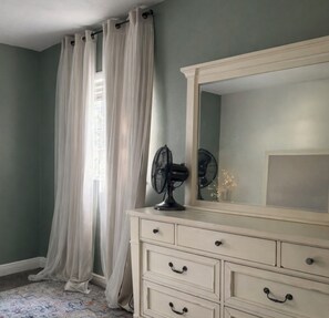 Family House | Interior - 6 Bedroom Pool property. Pet Friendly (Melbourne)