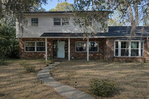 Exterior - 6 Bedroom Pool property. Pet Friendly (Melbourne)