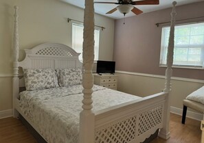 Iron/ironing board, free WiFi - 6 Bedroom Pool property. Pet Friendly (Melbourne)