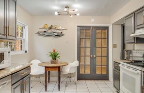 Family House | Private kitchen - 6 Bedroom Pool property. Pet Friendly (Melbourne)