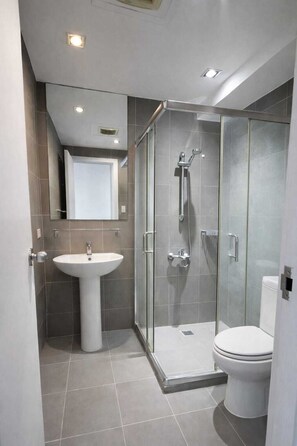 Shower, hair dryer, bidet, towels - STAYLUXIA Knightsbridge Luxury 1BR with Balcony, Pool Netflix, Makati View (Makati)