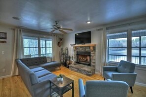 TV, fireplace - Heaven Bound - Pet Freindly (Ellijay)
