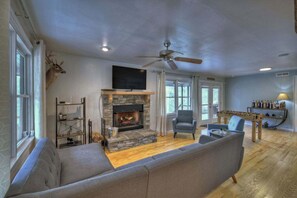 TV, fireplace - Heaven Bound - Pet Freindly (Ellijay)