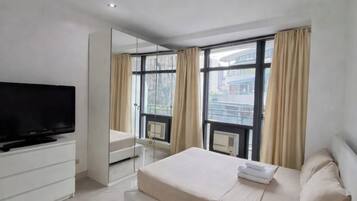 2 habitaciones, caja de seguridad en la habitación y escritorio