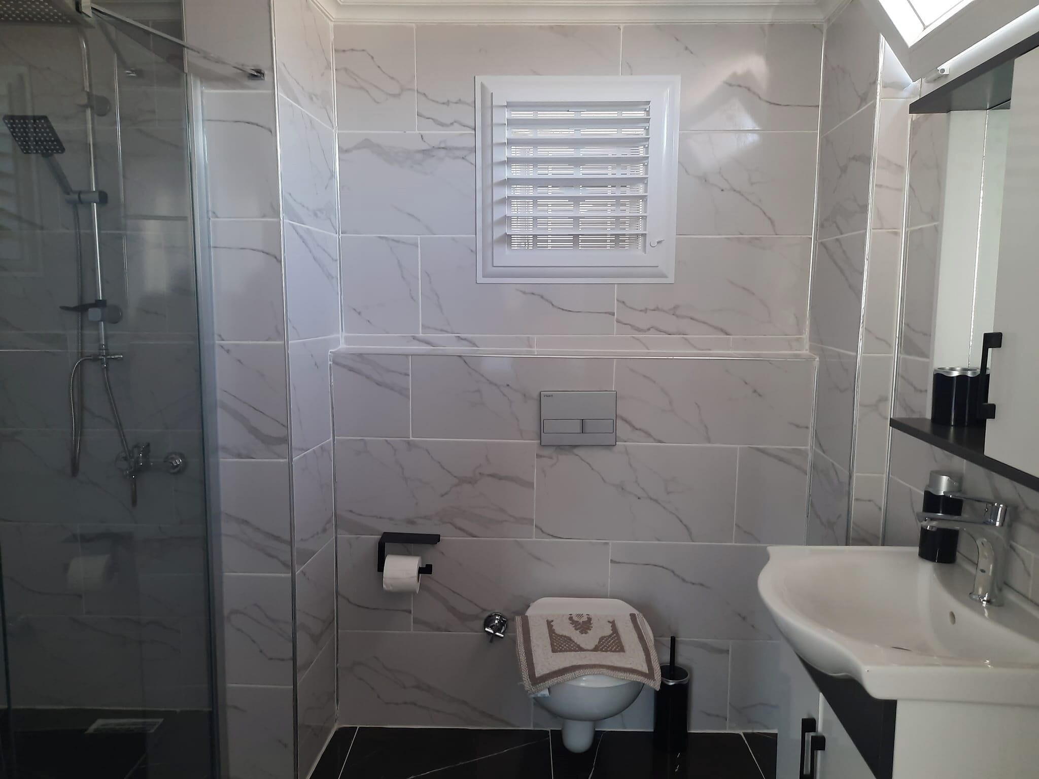 Dusche, kostenlose Toilettenartikel, Handtücher, Seife