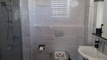 Dusche, kostenlose Toilettenartikel, Handtücher, Seife