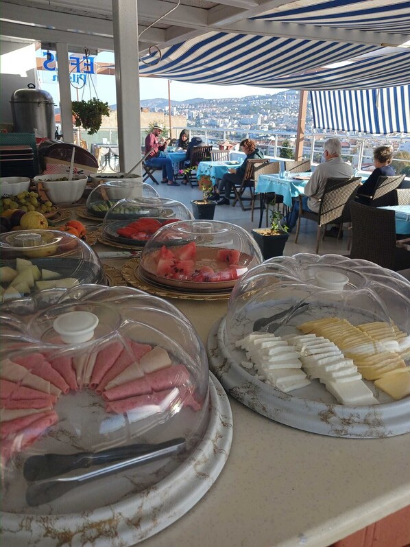 Outdoor dining - Hotel Efesian B&B City Center - Harbour (Kuşadası)