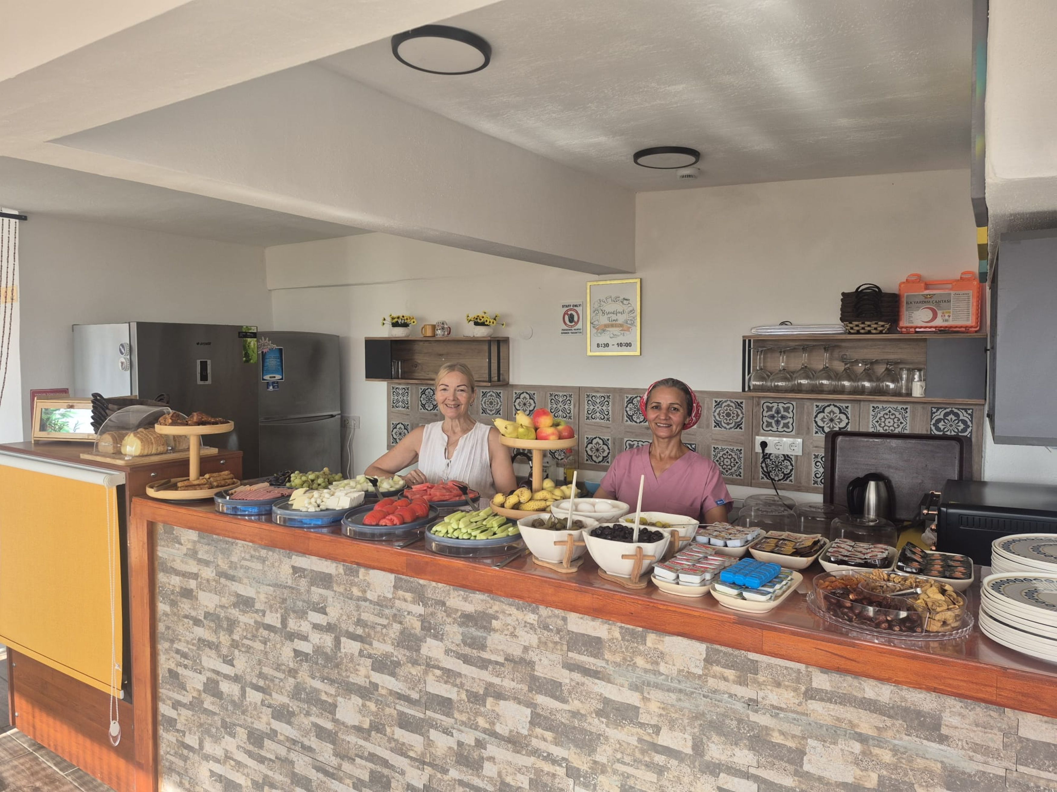 Zona de cuina amb barra tipus bufet plena d'una varietat d'aliments.