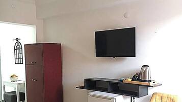 Classic Triple Room, Balcony, City View | Interior