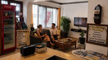 Classic-Zweibettzimmer, Balkon, Stadtblick | Wohnbereich