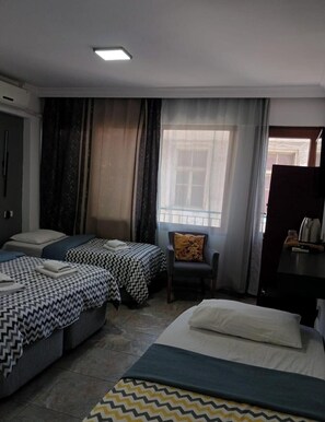 Klassieke vierpersoonskamer, uitzicht op de stad | Gratis wifi