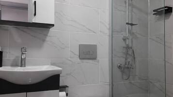 Douche, articles de toilette gratuits, serviettes fournies, savon