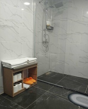 Shower, free toiletries, towels, soap - Hotel Efesian B&B City Center - Harbour (Kuşadası)