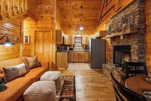 Smart TV, fireplace, video games - Mtn Cabin Hot Tub & Fireplace (Sevierville)
