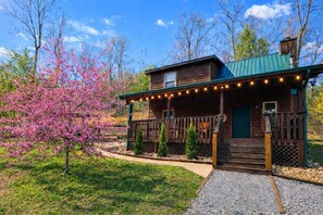 Exterior - Mtn Cabin Hot Tub & Fireplace (Sevierville)