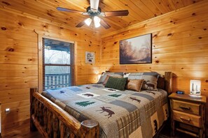2 bedrooms, free WiFi, bed sheets - Cozy Cabin near Pigeon Forge and Gatlinburg, Hot Tub, Fire Pit & Arcade (Sevierville)
