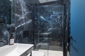 Hair dryer, towels, soap, toilet paper - Pantheon- Finely renovated and furnished apartment 60 sqm 4 beds (Roma)