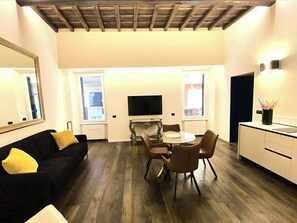 TV - Pantheon- Finely renovated and furnished apartment 60 sqm 4 beds (Roma)