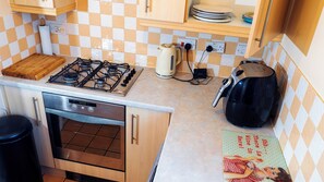 Kjøleskap, mikrobølgeovn, ovn og oppvaskmaskin