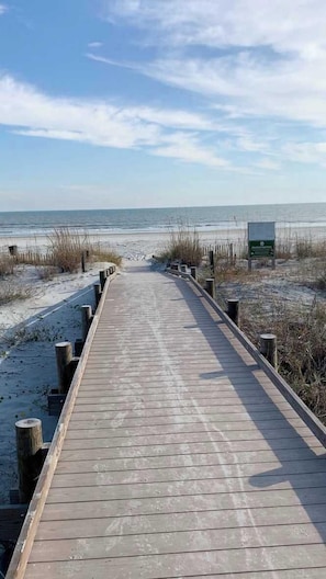 Beach nearby - Tranquility Base - Steps to the Beach - 2BR 2BA (Hilton Head Island)