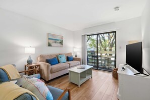 TV - Easy Beach Walk! Modern Fiddlers Cove 2BR Villa (Hilton Head Island)