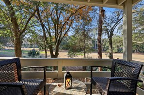 Outdoor dining - Easy Beach Walk! Modern Fiddlers Cove 2BR Villa (Hilton Head Island)