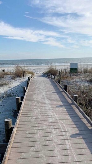 Beach nearby - Lagoon View Villa - Steps to the Beach - 2BR 2BA (Hilton Head Island)