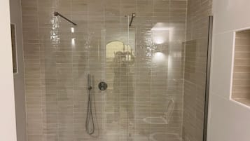 Luxury Apartment, Non Smoking, Air conditioning | Bathroom | Shower, rainfall showerhead, hair dryer, towels