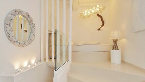 A staircase with a glass railing, a round mirror, a wall-mounted light fixture, and a vase with dried flowers. - Piazza Navona Hydromassage Tub 7 people (Rome)