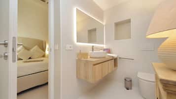 Piazza Navona Hydromassage Tub 7 people | Bathroom | Shower, rainfall showerhead, hair dryer, towels