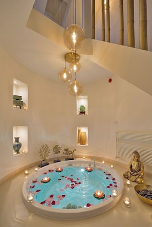 50-inch TV with cable channels - Piazza Navona Hydromassage Tub 7 people (Rome)