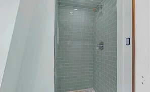 Shower, towels, toilet paper - Spacious 1-bedroom apartment in Ocean Grove home (Ocean Grove)