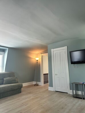TV - Spacious 1-bedroom apartment in Ocean Grove home (Ocean Grove)