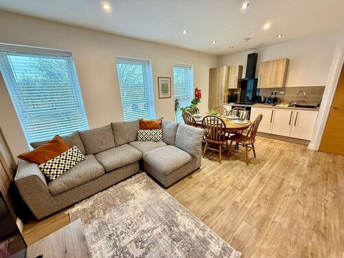 Sleeps 7 | Contractors | Parking | Jewellery Q