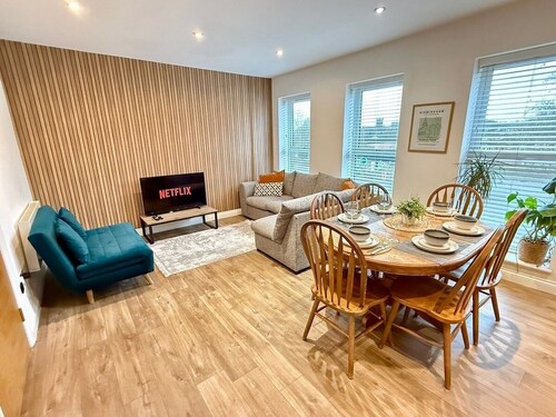 Sleeps 7 | Contractors | Parking | Jewellery Q