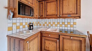 Coffee/tea maker, microwave, dishwasher, toaster - 100m from ski slopes, 3rd floor, swimming pool, balcony, tv, ski locker, 35m², Les Menuires (Les Menuires)